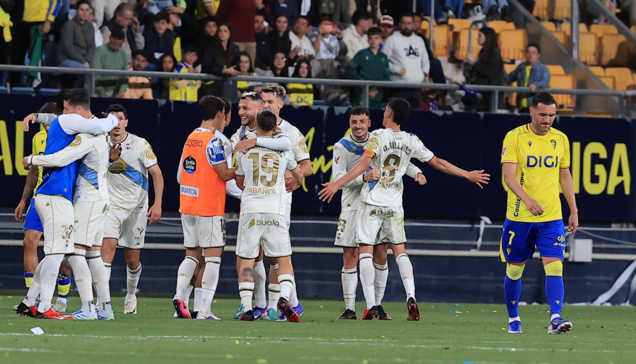 Los jugadores del Dépor celebran el gol de Stoichkov en Cádiz