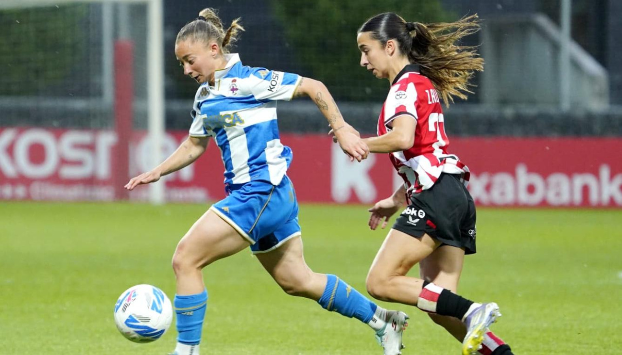 Nerea Benito persigue a Ainhoa Marín en el Athletic-Dépor