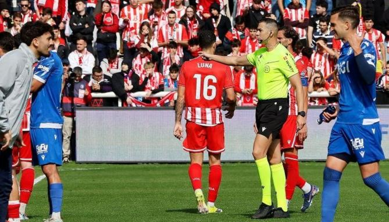 Lax Franco, árbitro del Burgos-Almería, se dirige hacia varios jugadores