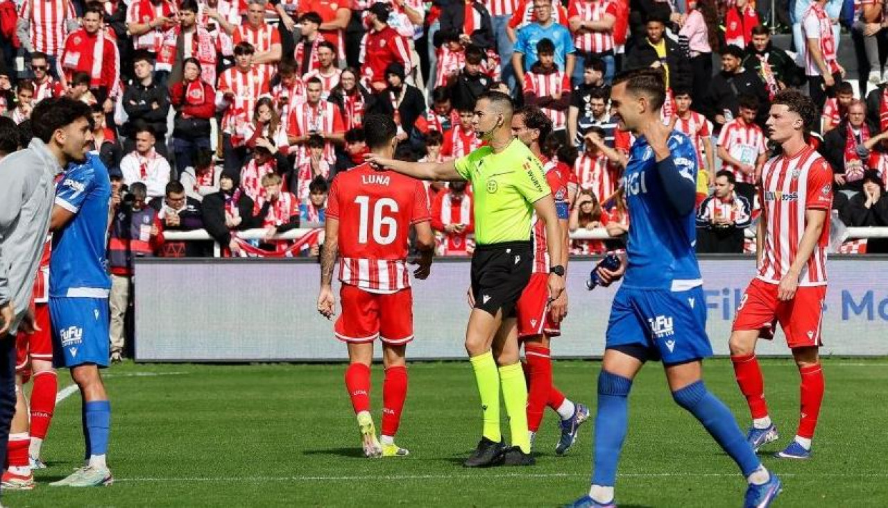 Lax Franco, árbitro del Burgos-Almería, se dirige hacia varios jugadores