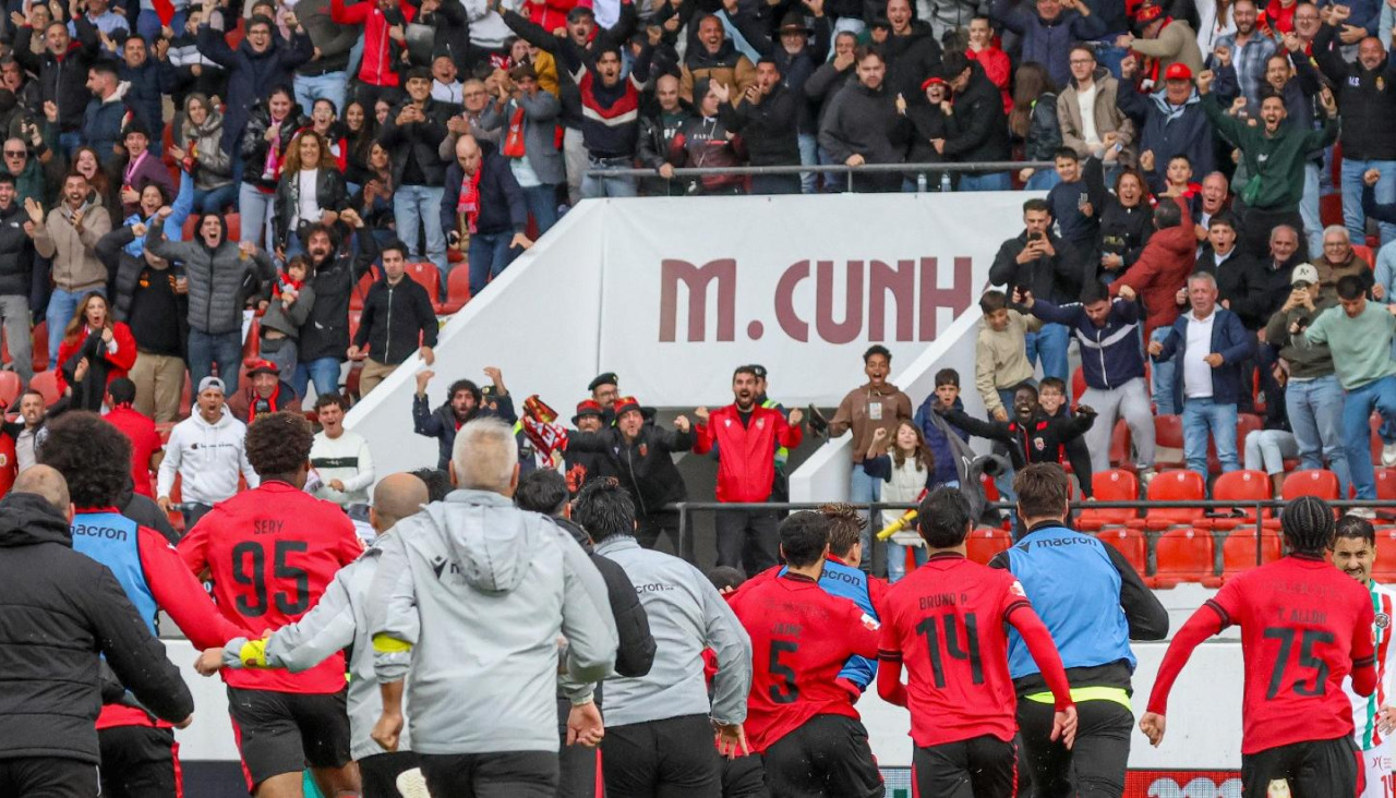Los jugadores del Penafiel celebran la permanencia tras vencer al Marítimo
