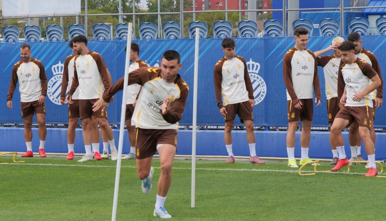 Los jugadores de Las Palmas, durante el entrenamiento en la Ciudad Deportiva del Espanyol que realizaron este sábado, de cara al partido del domingo en Andorra