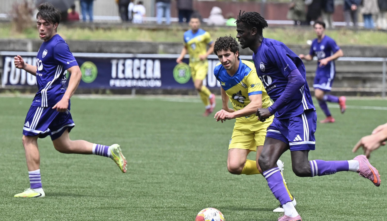 Pape Gaye, delantero del Montañeros, durante el duelo ante el Juventud Cambados