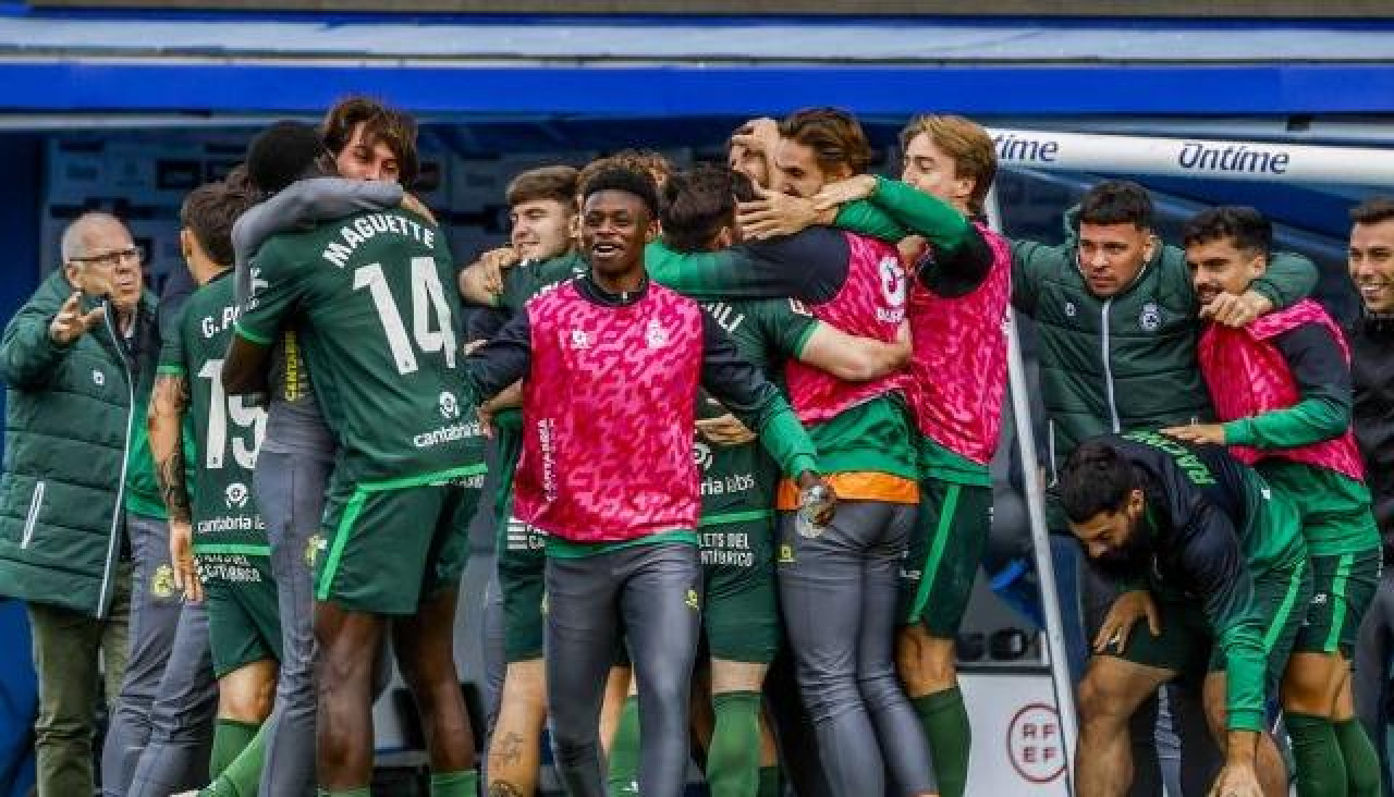 Maguette, del Racing de Santander, celebra el 0-1 con sus compañeros