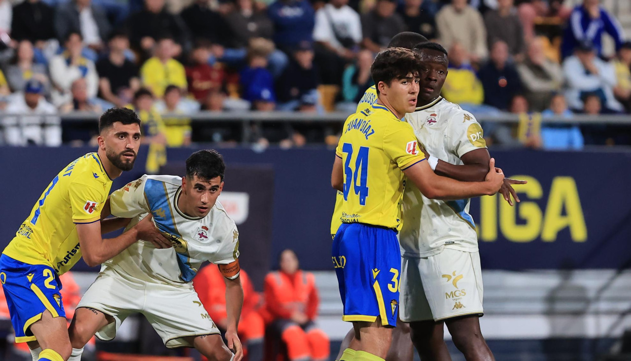 Diego Villares y Bil Nsongo son marcados por defensores del Cádiz en una jugada a balón parado