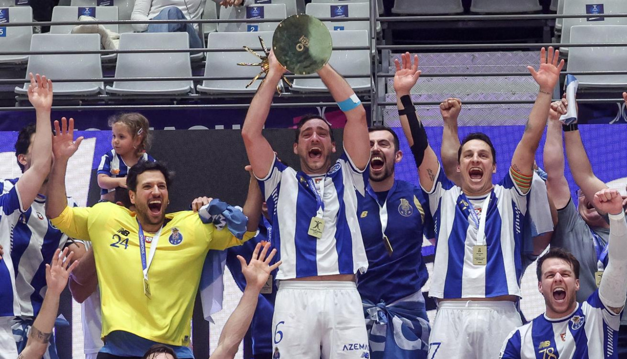 Edu Lamas levanta el trofeo de la Champions