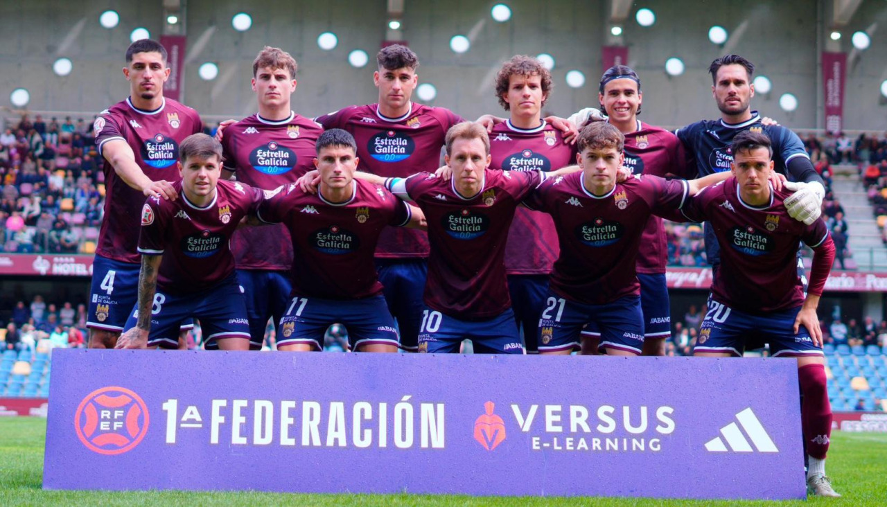 Rubén López (primero abajo a la izquierda) y Diego Gómez (segundo abajo a la derecha) en el once del Pontevedra ante el Bilbao Athletic
