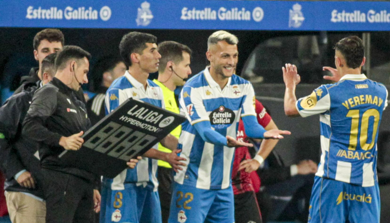 Stoichkov entra por Yeremay durante la segunda parte del partido entre el Dépor y el Mirandés en Riazor del pasado 20 de abril