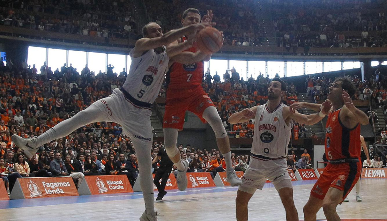 Denzel Andersson y Strahinja Micovic luchan por un rebote durante el Básquet Coruña-Obradoiro