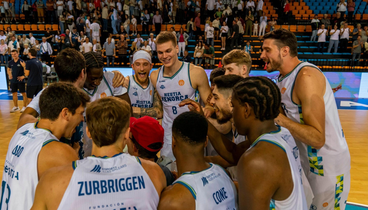 Los jugadores de Menorca celebran una victoria de esta temporada