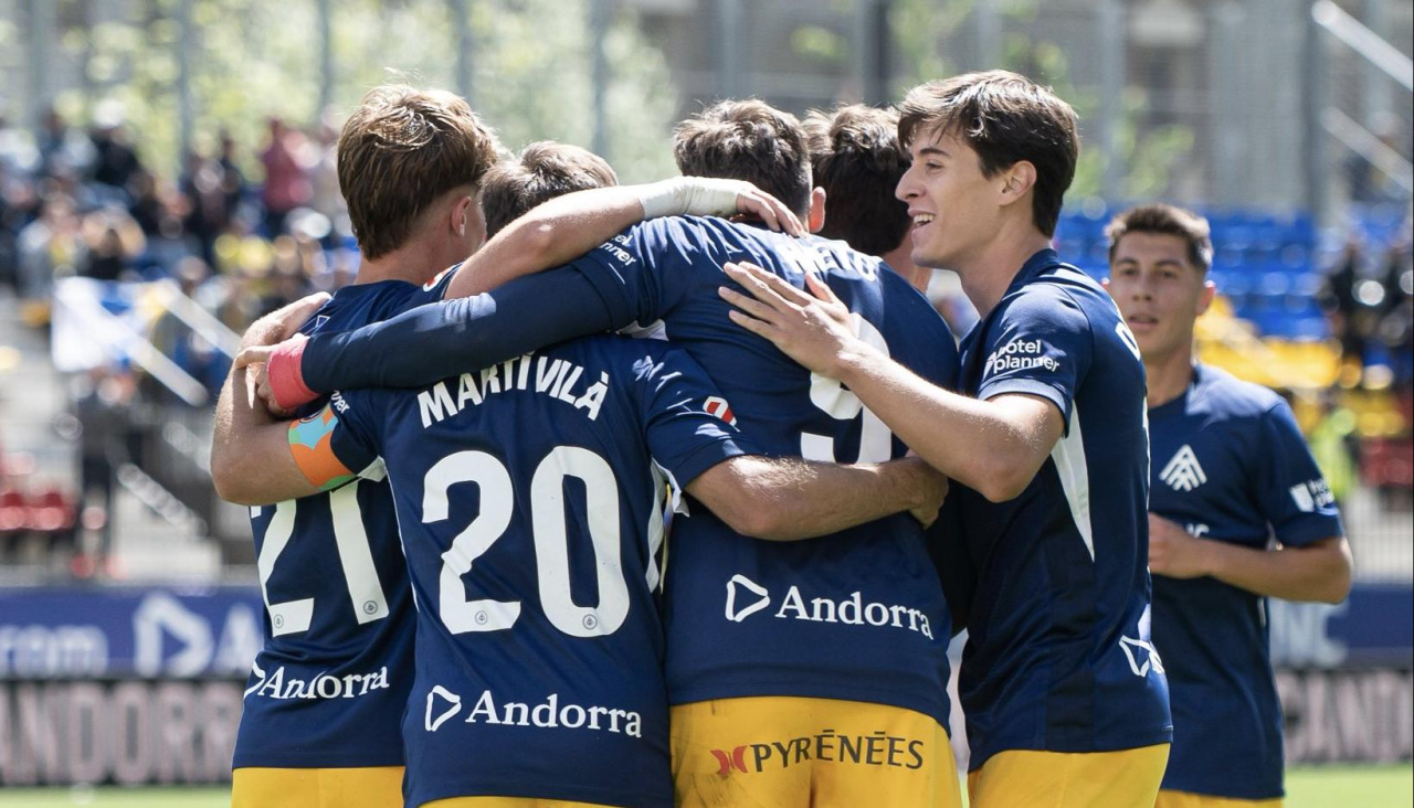 Los jugadores del Andorra celebran uno de los cinco goles anotados ante Las Palmas
