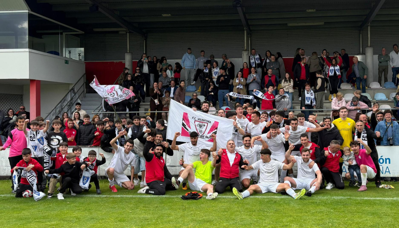El Visantoña celebra su ascenso en el campo del San Martiño