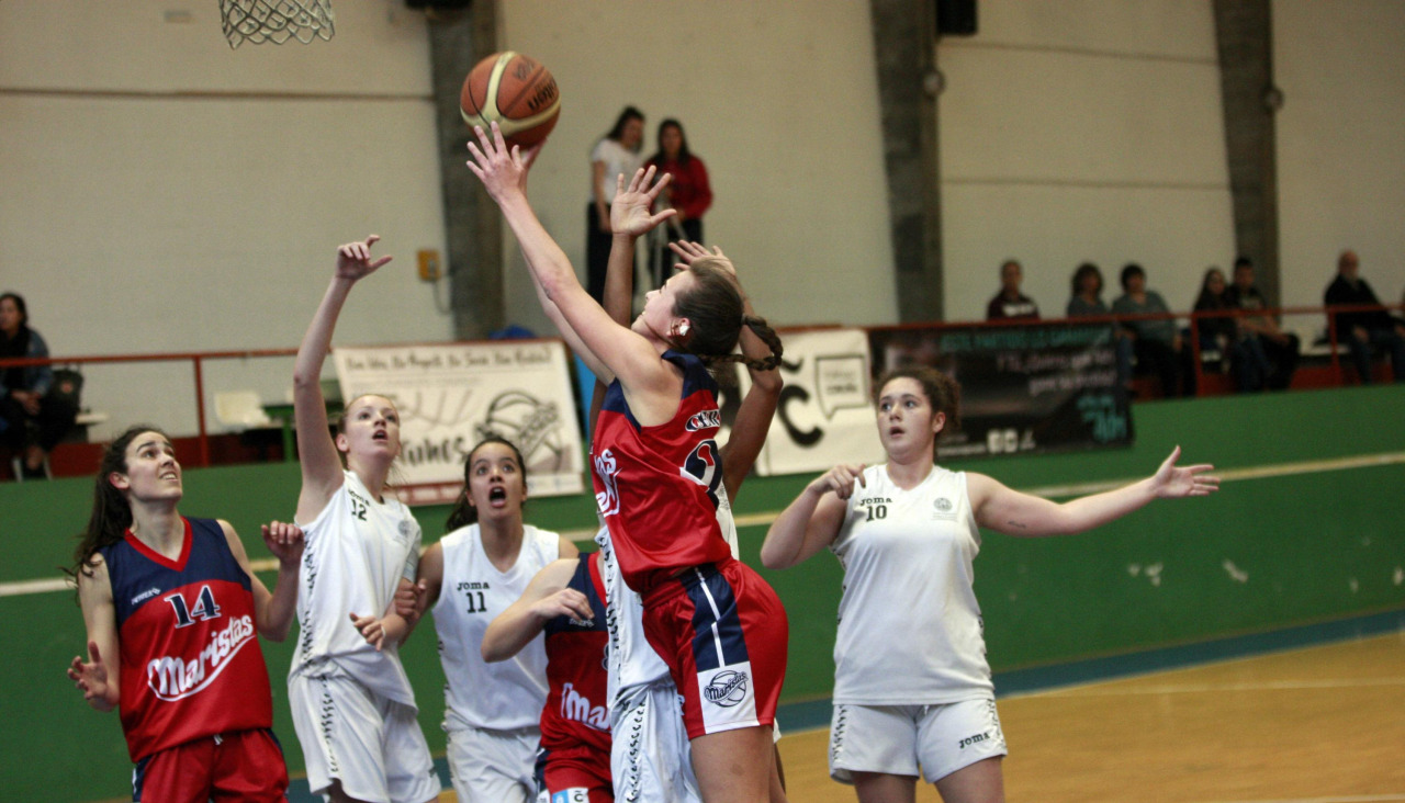 Imagen de un partido del Maristas 2016-17 en la Polideportiva de Riazor 2