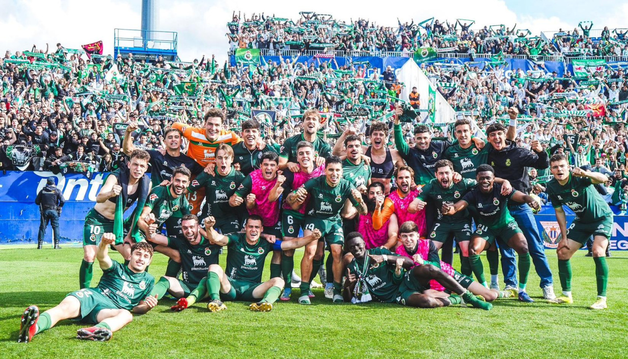 La plantilla del Racing de Santander celebra con la afición la victoria de este fin de semana frente al Leganés en Butarque