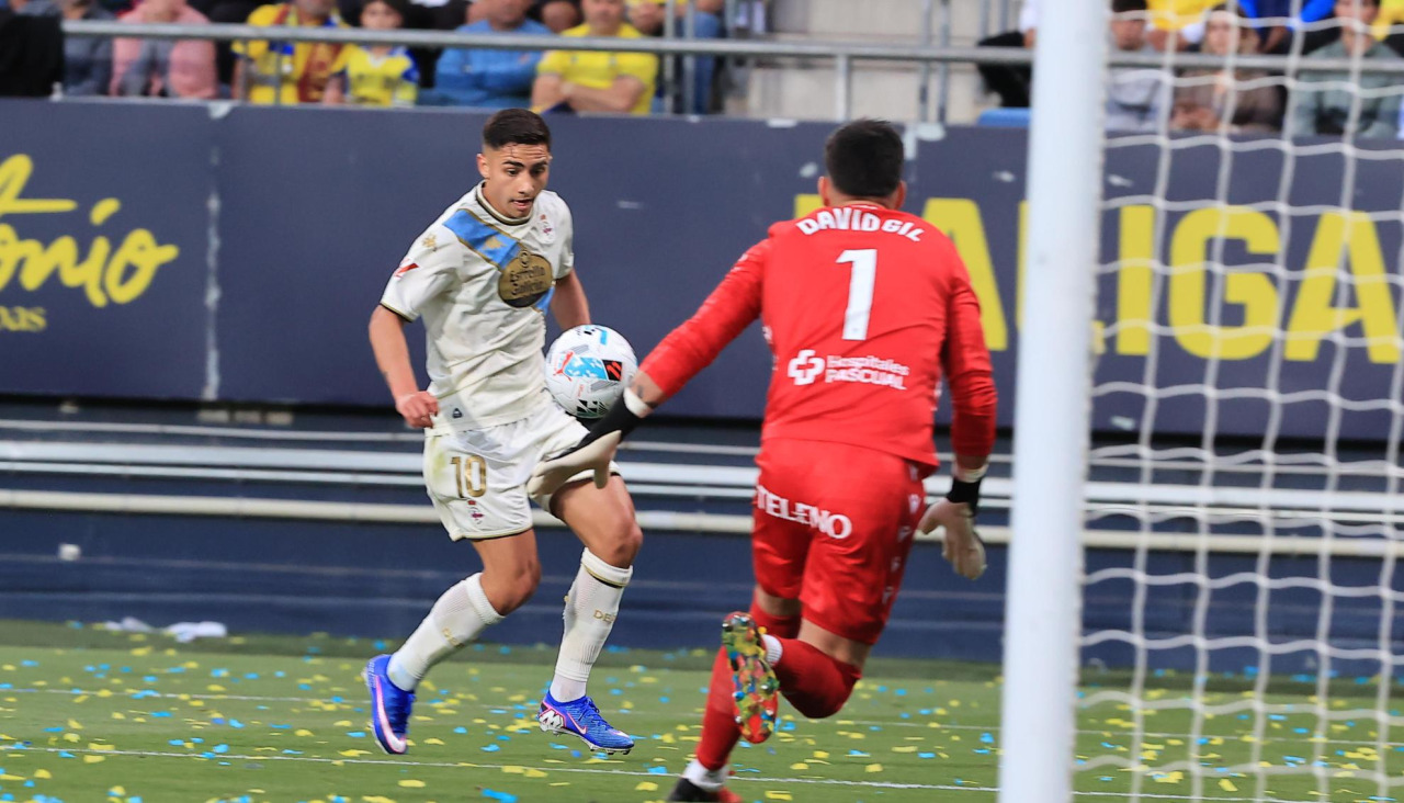 Yeremay Hernández trata de controlar para encarar a David Gil
