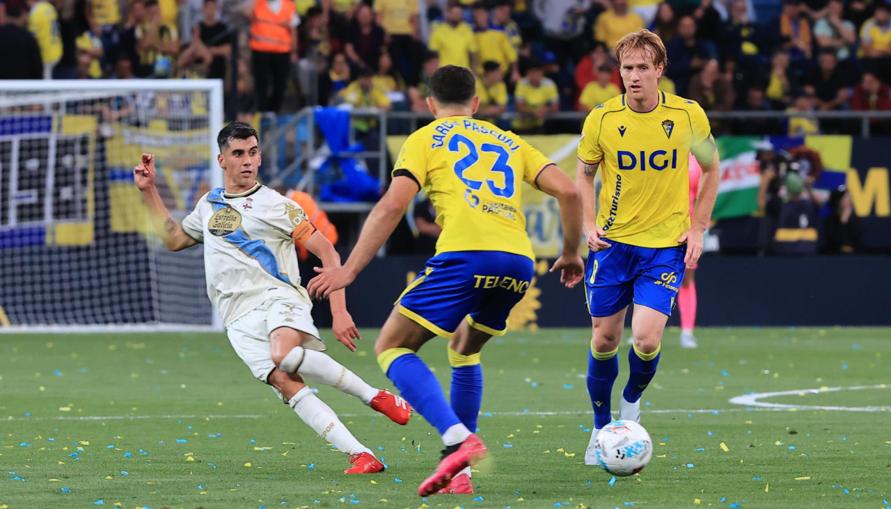 Diego Villares filtra un pase a un compañero en el Cádiz-Deportivo