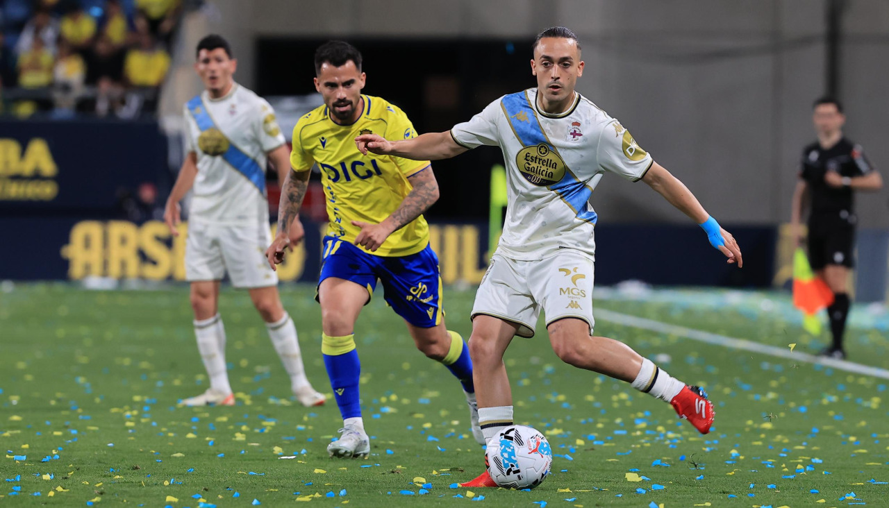 Luismi Cruz da un pase a un compañero en el Cádiz-Deportivo