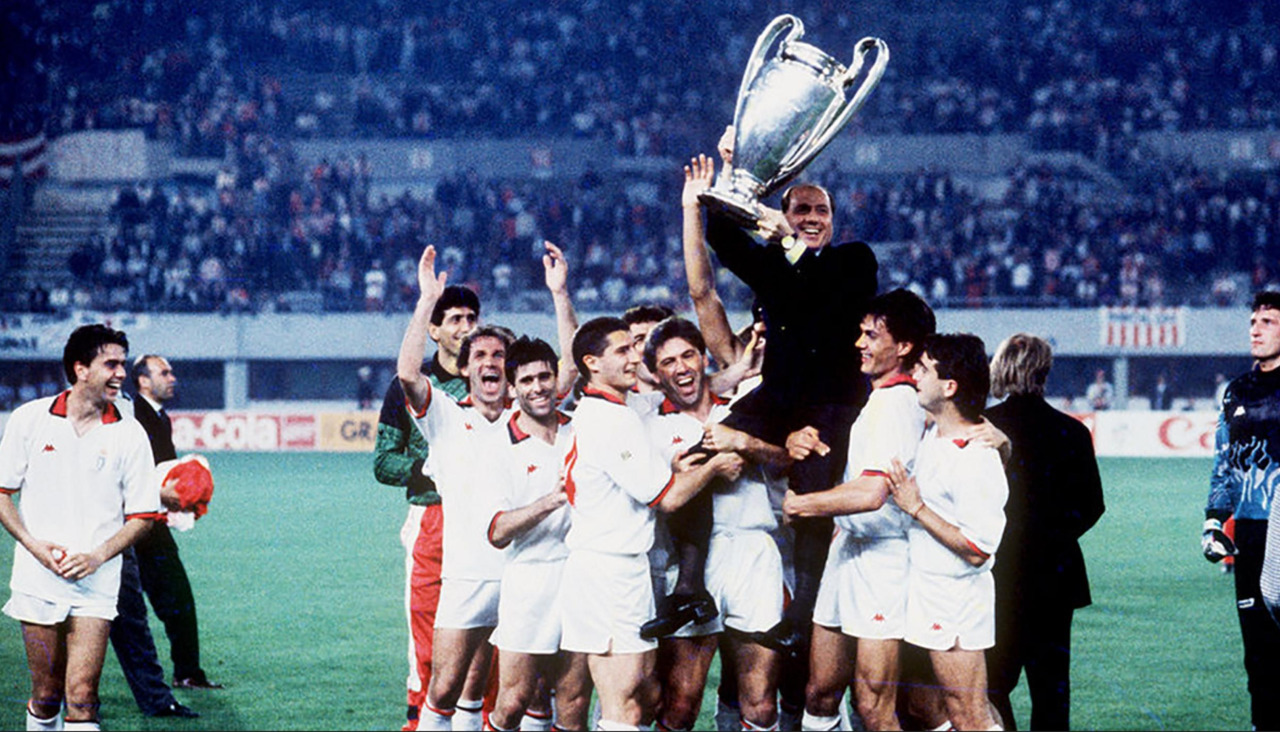 Silvio Berlusconi, presidente del Milan, sostiene la Copa de Europa ganada por su equipo en 1990 en Viena, a hombros de sus futbolistas, de izquierda a derecha Costacurta (separado), Pazzagli (portero suplente), Baresi, Evani, Massaro, Ancelotti, Maldini y Simone