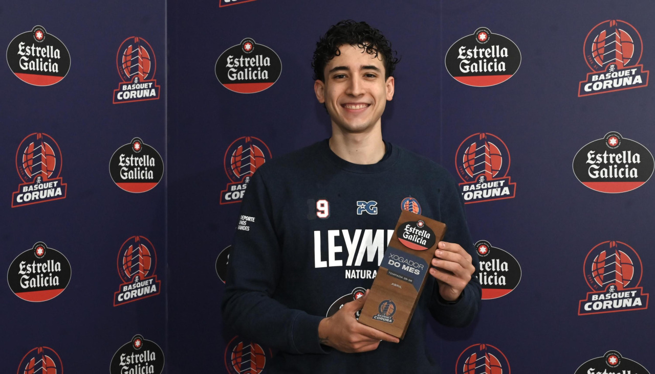 Caio Pacheco con su premio a mejor jugador del mes de abril