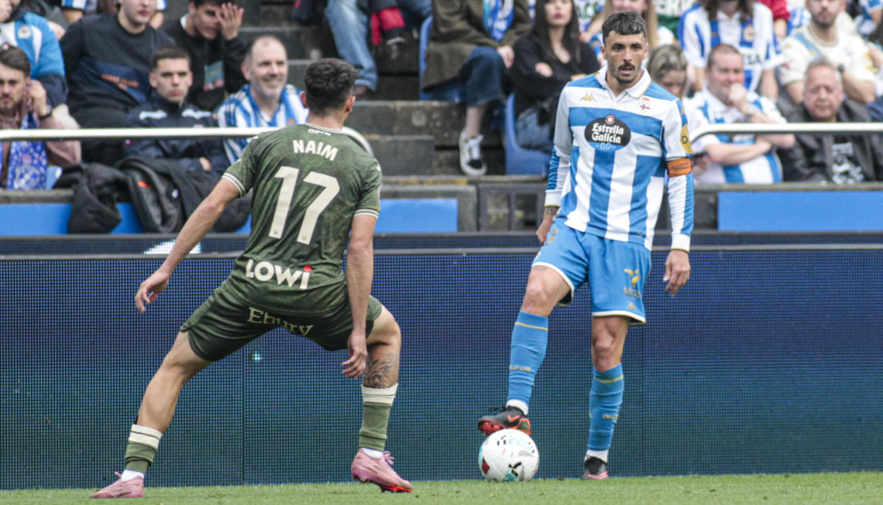 Ximo Navarro pisa el balón delante de Naim García durante el Deportivo-Leganés