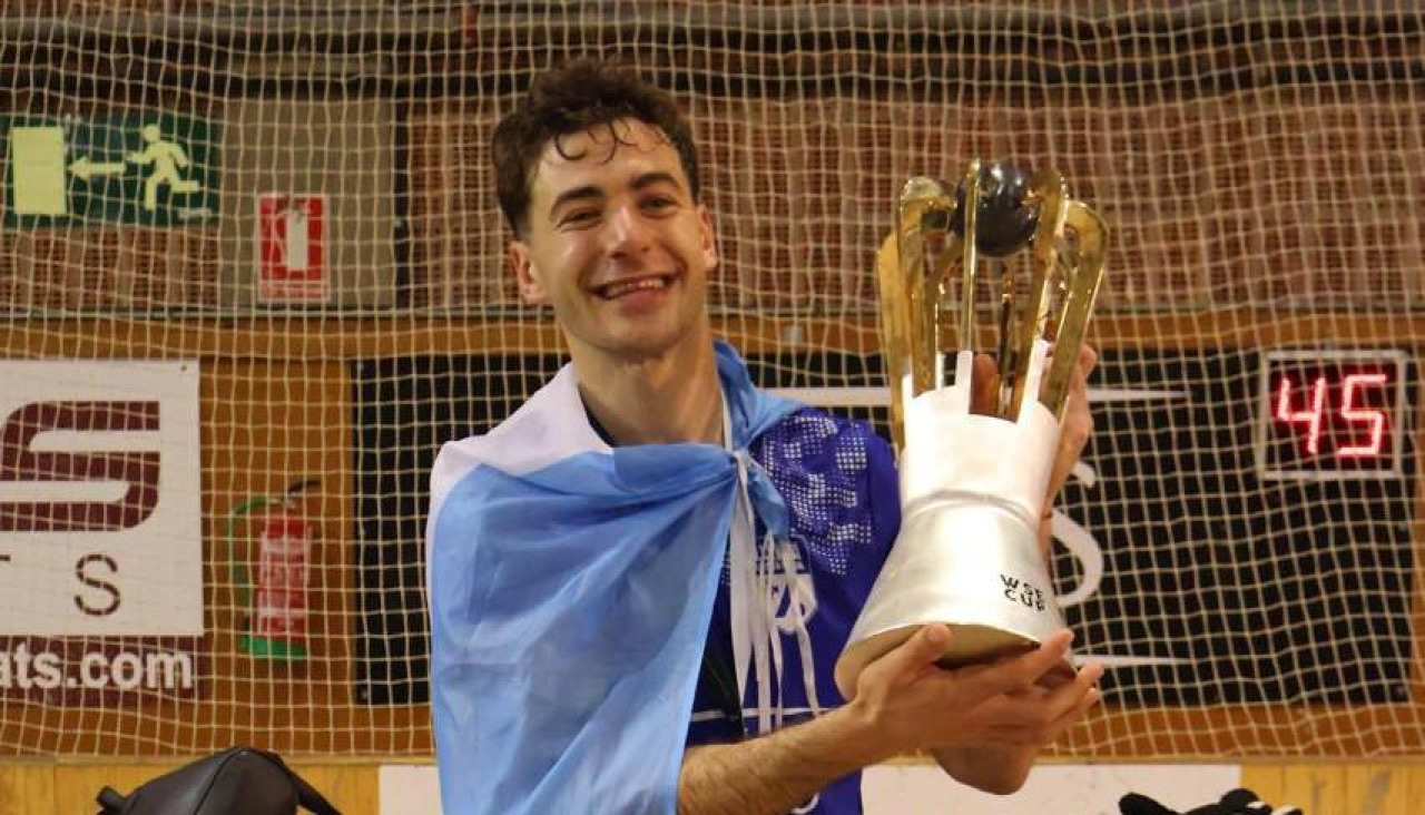 Fabrizio Ciocale con el trofeo de la WSE Cup