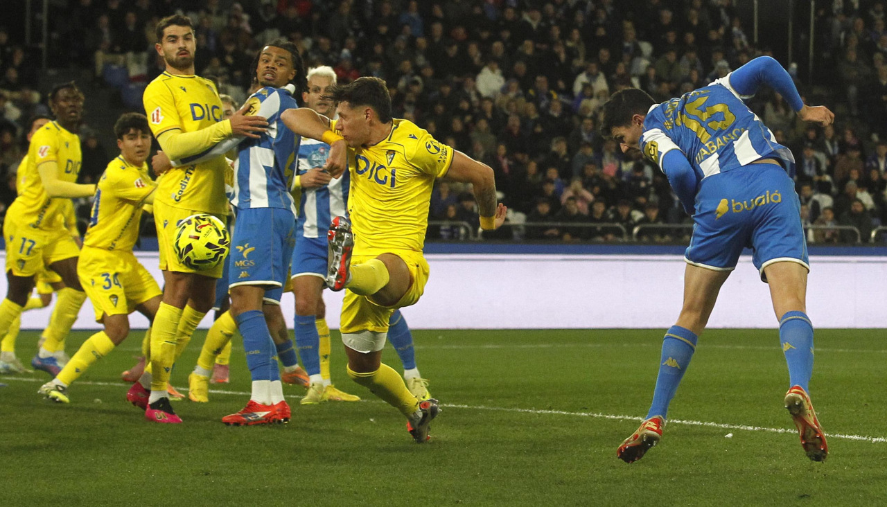 Loureiro remata a puerta en el Deportivo-Cádiz de Riazor