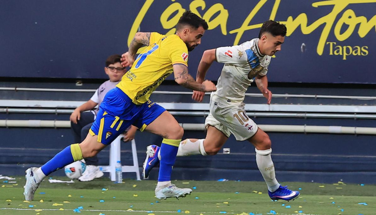 Suso defiente a Yeremay en el encuentro entre Cádiz y Deportivo