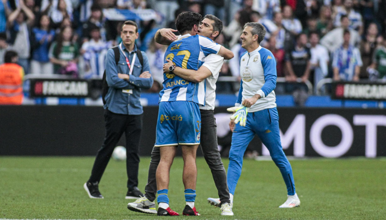 Antonio Hidalgo abraza a Noé Carrillo tras la victoria del Deportivo ante el Leganés