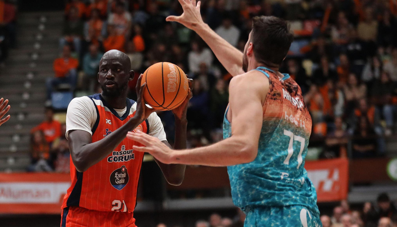 Ilimane Diop, defendido por Víctor Arteaga en el primer duelo de la serie Básquet Coruña-Menorca