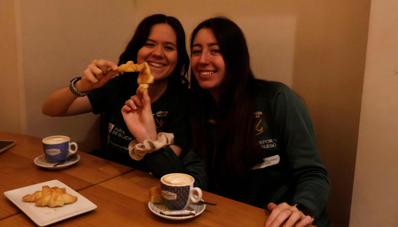 Mar Franci y Cony Urbina, jugadoras del Marineda, brindan con unos croissants sin fluten