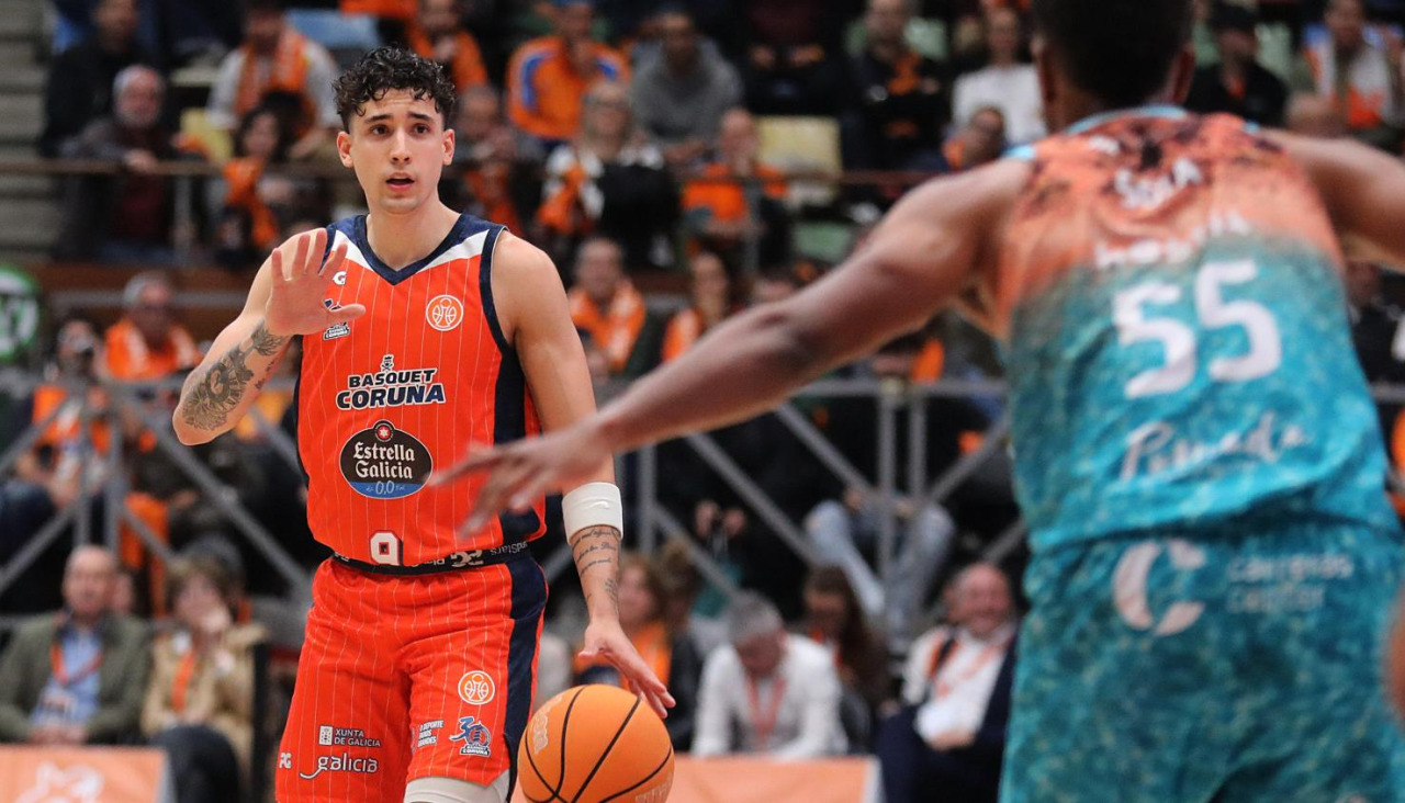 Acción de Caio Pacheco durante el primer partido de playoffs ante el Menorca