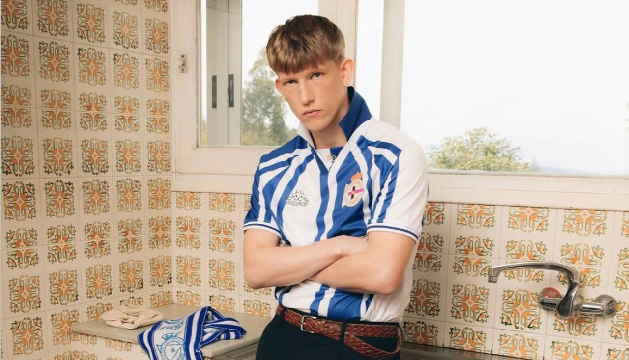 Una de las prendas de la nueva colección del Deportivo, junto a Kappa y Pompeii