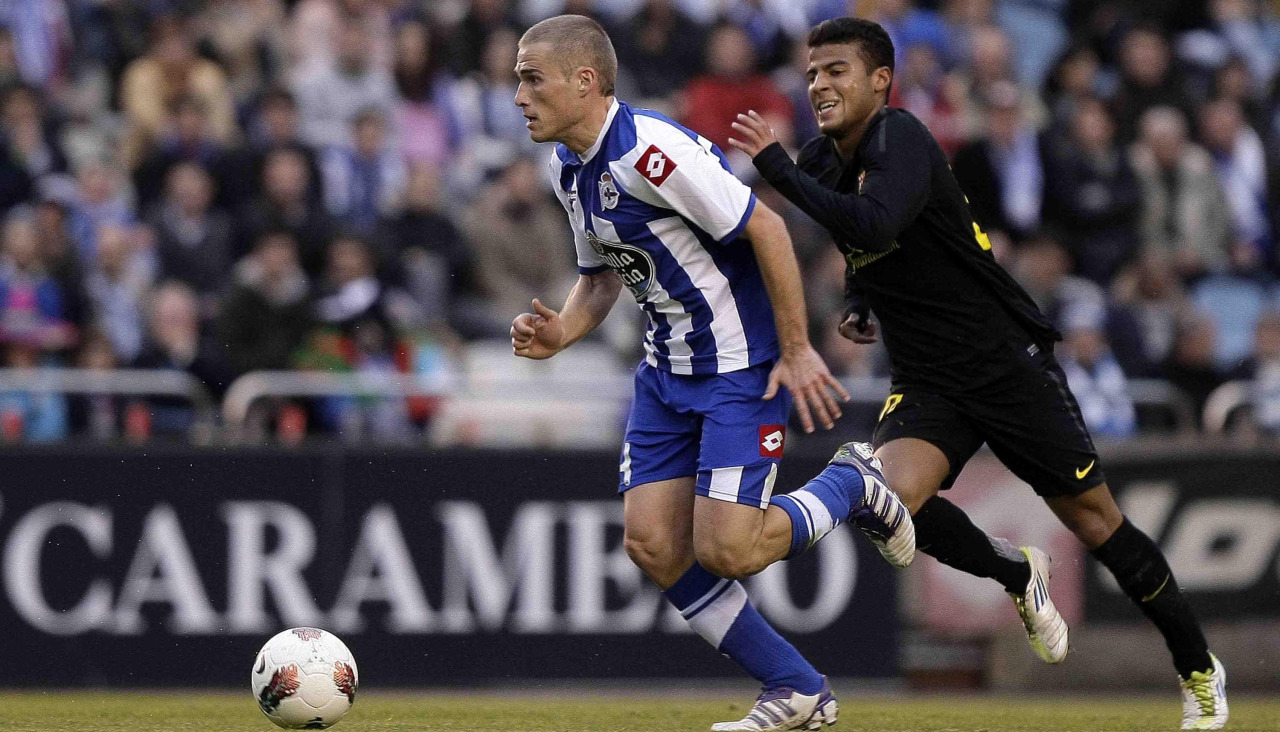 Álex Bergantiños desborda a Rafinha en el Dépor-Barça B (2-1) de la temporada 2011-12, en el que los blanquiazules lograron su novena victoria liguera consecutiva, récord histórico del club
