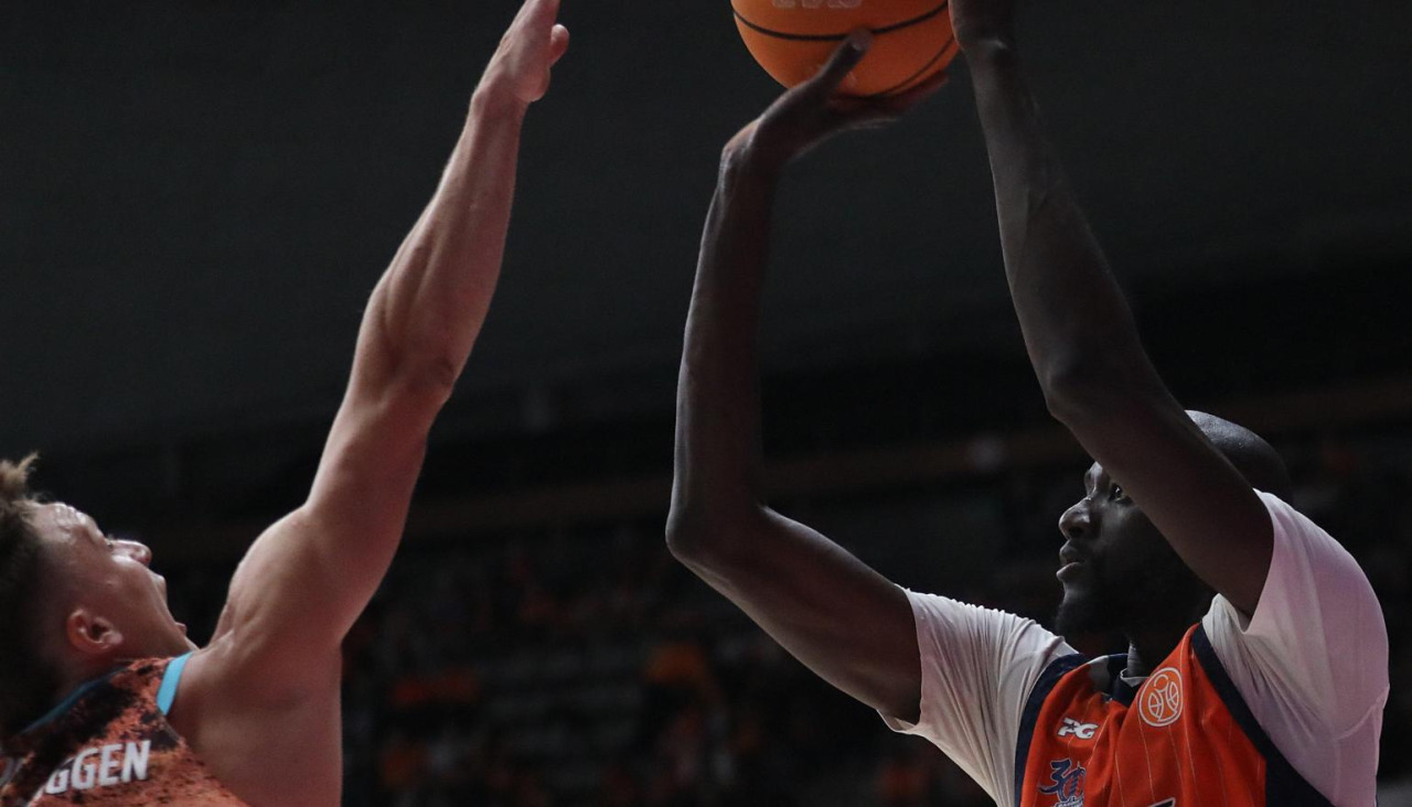 Ilimane Diop lanza a canasta en el primer partido del playoff entre el Básquet Coruña y el Menorca