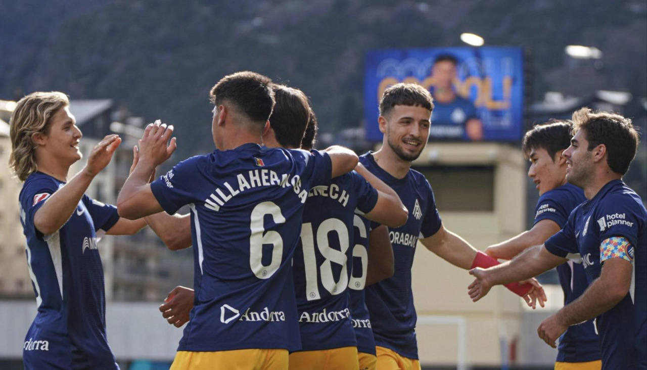 Los jugadores del Andorra celebran un gol en el partido en casa contra el Cádiz