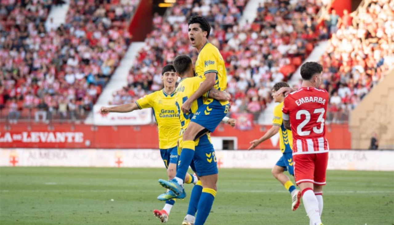 Enrique Clemente celebra el tanto del empate de Las Palmas en campo del Almería