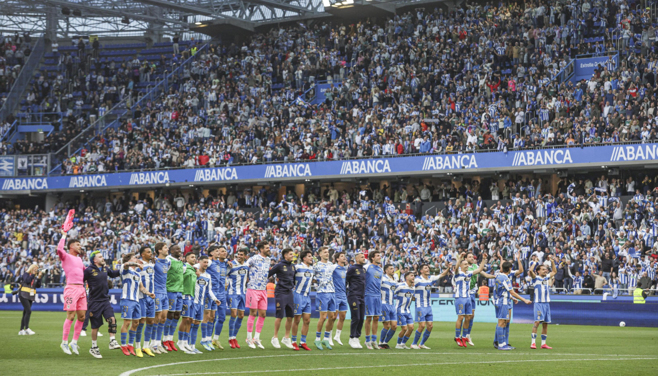 Los jugadores del Deportivo celebran con la afición en Riazor la victoria contra el Leganés