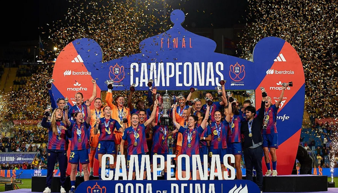 Las jugadoras del Barcelona celebran la conquista de la Copa de la Reina después de recibir el trofeo