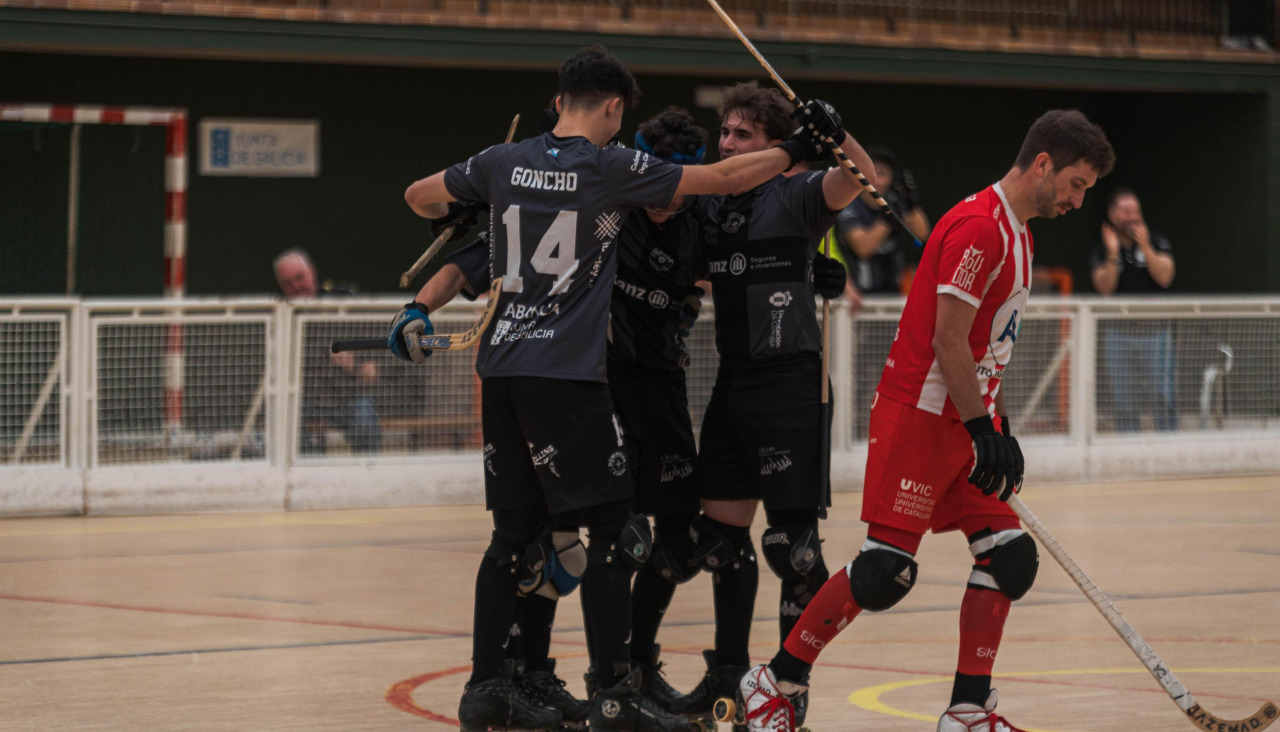 Los jugadores del Dominicos celebran un gol contra el Vic