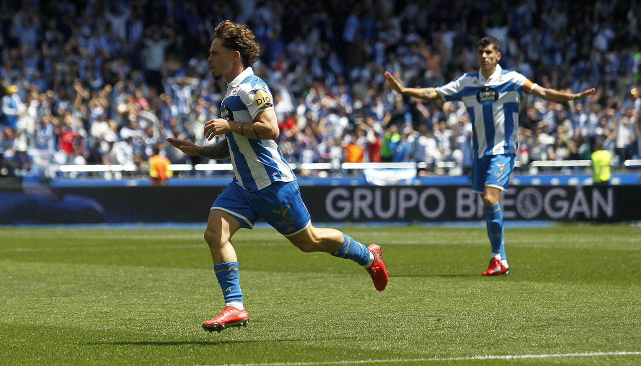 Diego Villares celebra con los brazos abiertos el gol de Mario Soriano