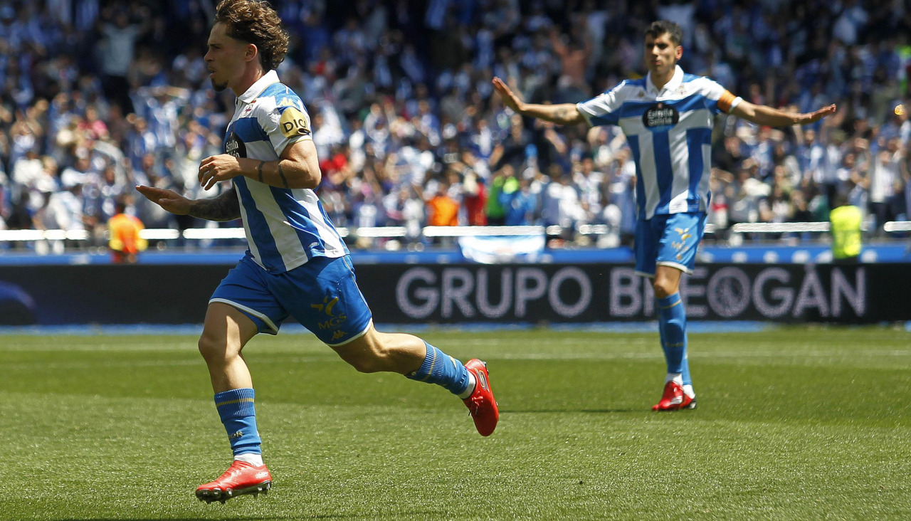 Diego Villares celebra con los brazos abiertos el gol de Mario Soriano