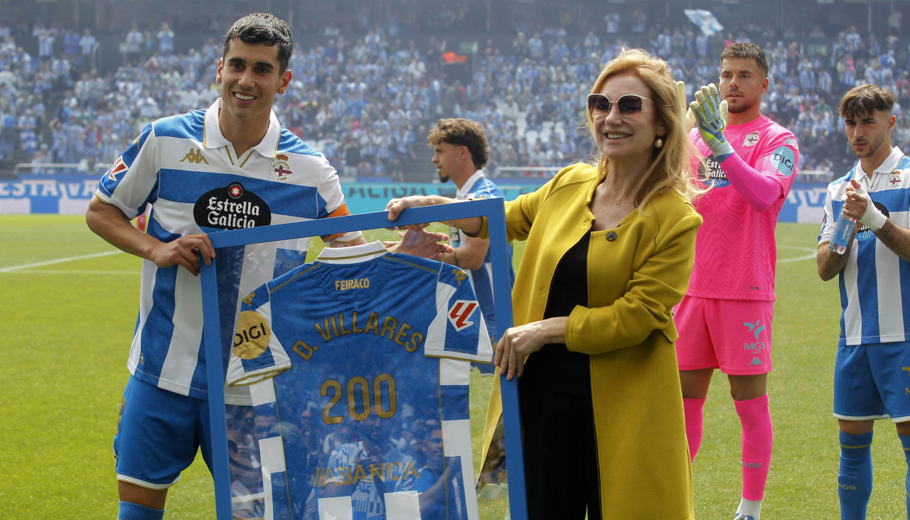 Diego Villares recibe la camiseta de los 200 partidos con el Dépor