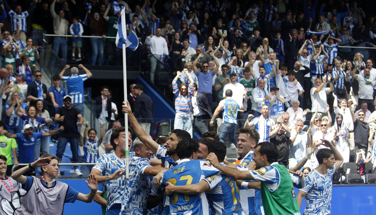 Eddahchouri alza el banderín de córner tras su gol