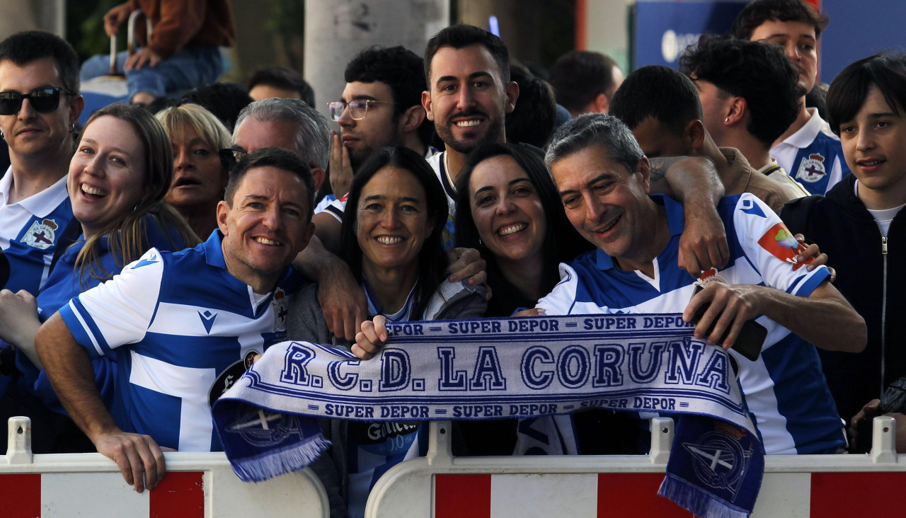 La afición del Dépor se citó en Riazor horas antes del partido ante el Andorra para recibir al equipo