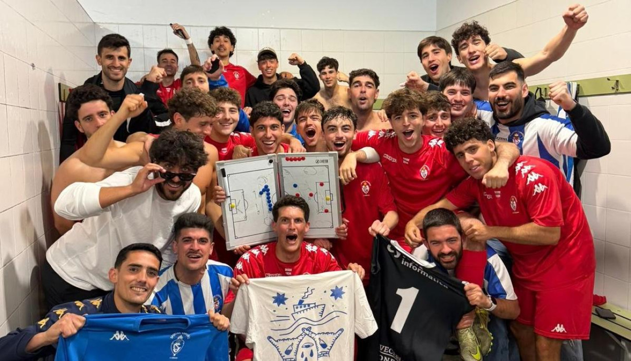 Los jugadores del Sporting Coruñés celebran en el vestuario la permanencia en Primera Futgal
