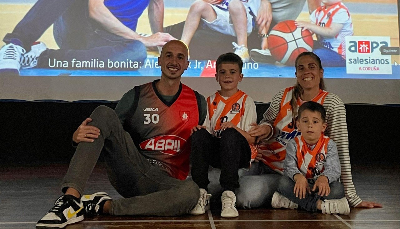 Álex Hernández y su familia en el homenaje que le realizó el colegio Salesianos