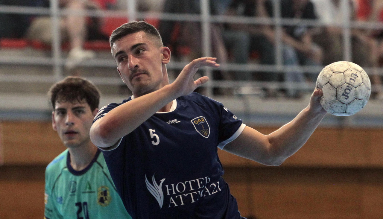 Ángel Iglesias se prepara para lanzar un 7 metros contra Córdoba