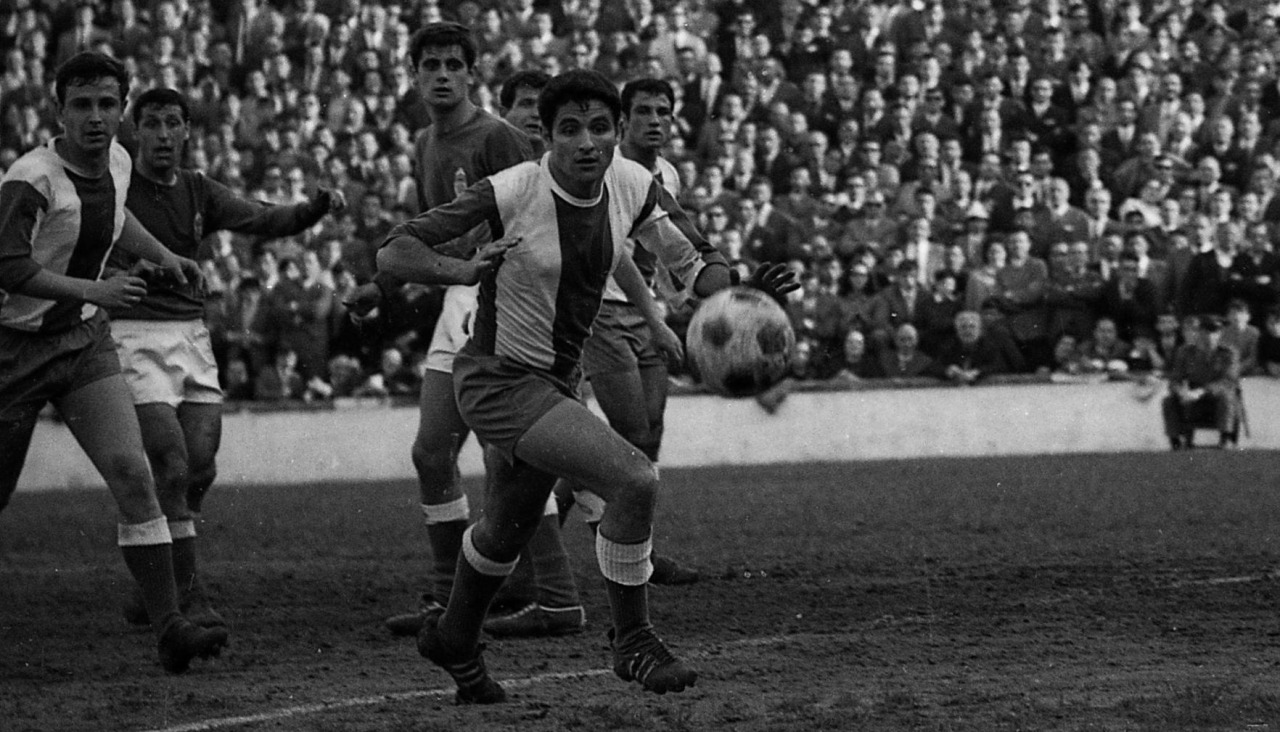 Morilla, autor del gol del ascenso en Oviedo en 1968, persigue la pelota aquel día ante la mirada (de izquierda a derecha) de Chapela I, Achuri, Azurmendi, Aurre (tapado) y Manolete