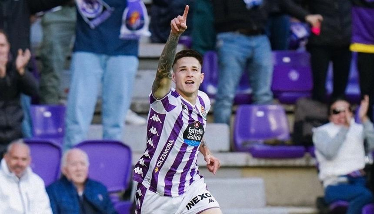 Ángel Carvajal celebra su gol con el primer equipo del Valladolid ante el Zaragoza