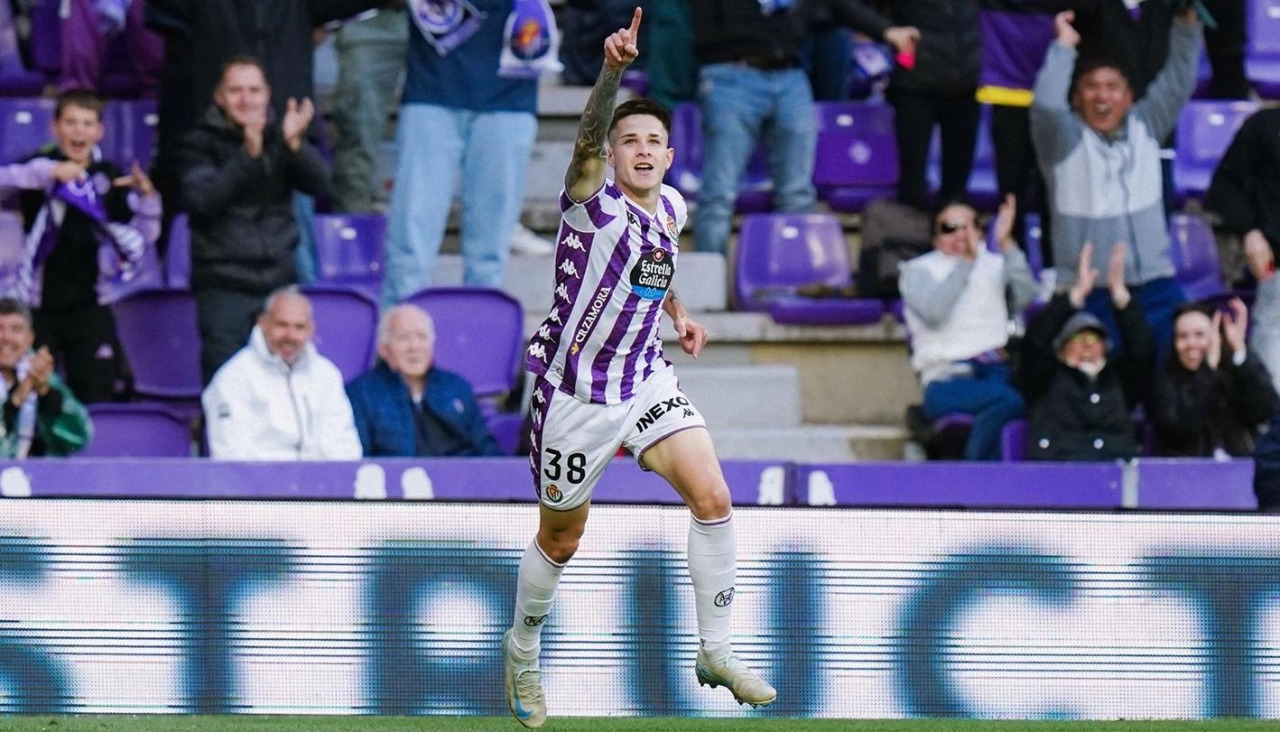 Ángel Carvajal celebra su gol con el primer equipo del Valladolid ante el Zaragoza